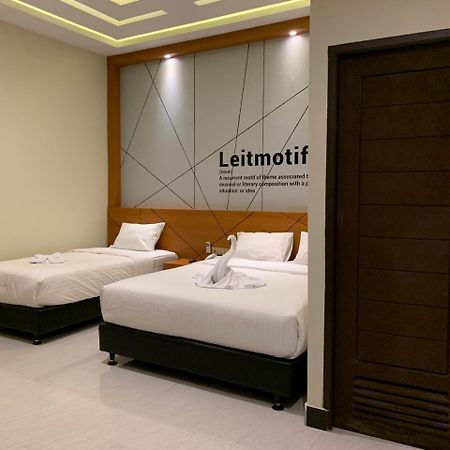 Bless Hotels Sintang Esterno foto