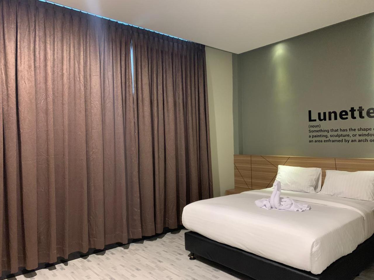 Bless Hotels Sintang Esterno foto